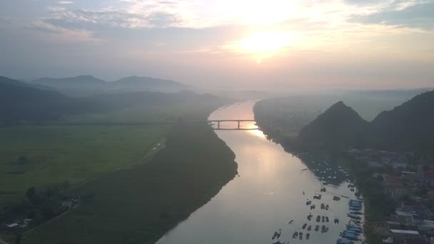 Gyönyörű légi panoráma kis falu partján naplementekor — Stock videók