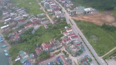 nehir kıyısında bulunan canlı köy boyunca asfalt yol çalışır