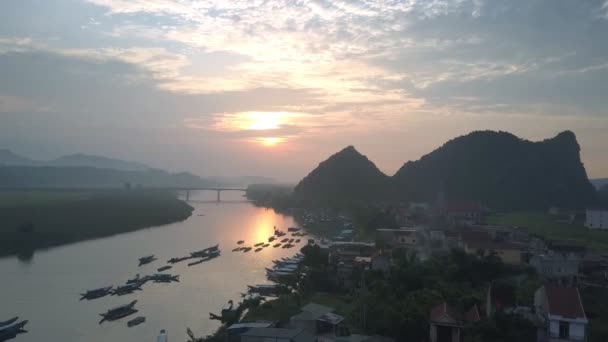 Movimiento a puente alto sobre amplio río tranquilo contra el atardecer — Vídeos de Stock