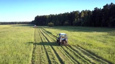 biçme makinesi ile traktör yeşil saman ot rulo yapma keser
