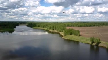 nehir eski güç hatları ile kahverengi alan yakınında bulutlar yansıtır