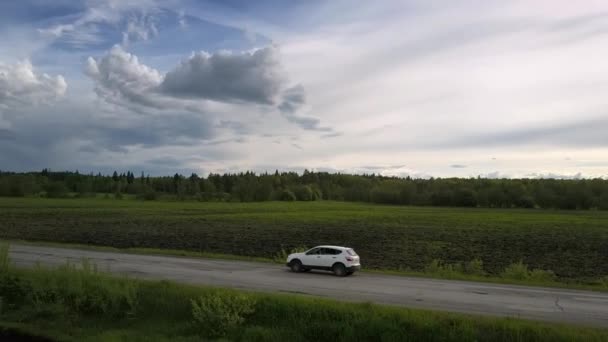Vehículo utilitario deportivo sacude conduciendo a lo largo de gris viejo camino — Vídeo de stock