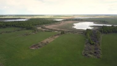 ormanlar arasında göller ile peyzaj üzerinde hava hareketi