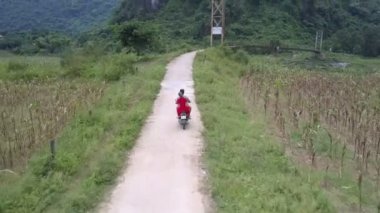 insanlar alan arasında motosiklet binmek ve köprüde durdurmak