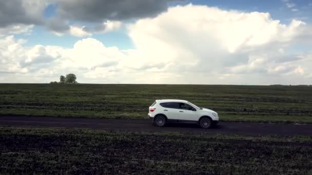 Закрити вид білі автомобільні диски по дорозі в темній тіні хмари — стокове відео