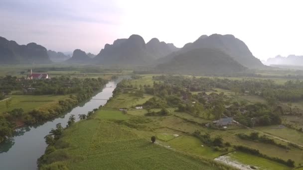 Maravilloso río tranquilo con puente blanco cerca de los campos y la ciudad — Vídeos de Stock