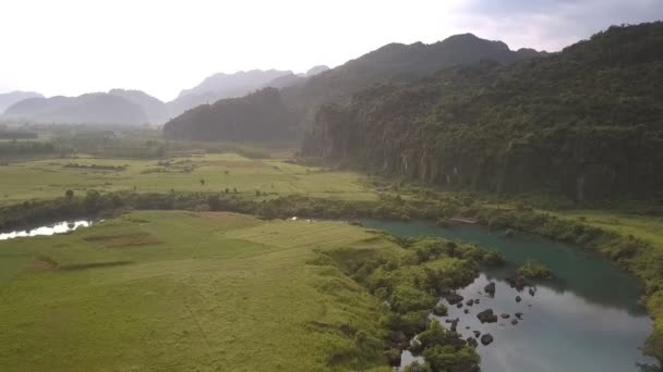 Wunderschöne Hügel mit dichten Wäldern, die sich im ruhigen Fluss widerspiegeln — Stockvideo