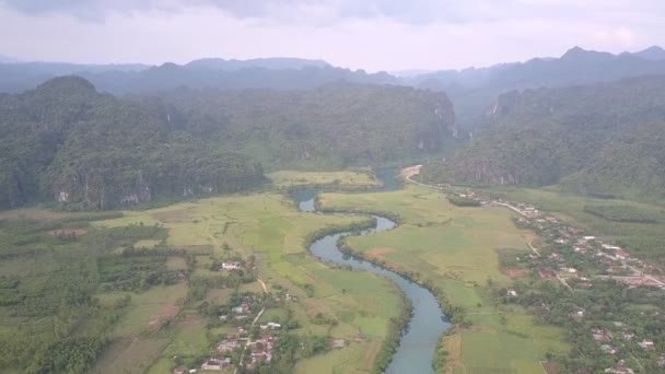 Enormen blauen gewundenen Fluss zwischen grünen Feldern oberen — Stockvideo