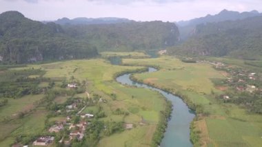 yeşil parçalı alanlar kasaba yakınlarındaki kıvrımlı nehri çevreleyen