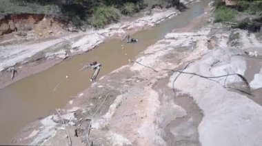 nehir kum çıkarma ekipmanları gün boyunca taş ocağında çalışır