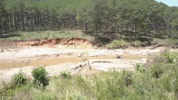 Macchina industriale estrae sabbia dal fiume contro foresta — Video Stock