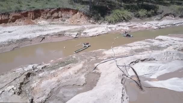 Добывающее оборудование откачивает песок из мелководной реки — стоковое видео