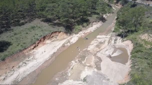 Mineurs qualifiés travaillent sur la rivière boueuse étroite et extraire le grain — Video