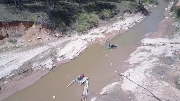 Minero de grano hábil se apoya en el equipo de extracción en el río — Vídeos de Stock