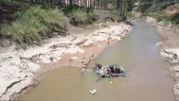 Flycam películas grano minero de pie en la máquina complicada — Vídeo de stock