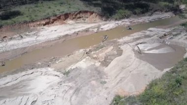 flycam filmler kum çıkarma için kullanılan dar çamurlu nehir