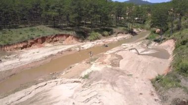 kum ayıklama kuş bakışı için kullanılan dar çamurlu nehir