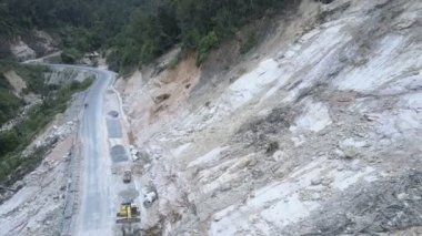 heyelan havadan görünümünde yol kenarında büyük ekskavatörler çalışmak