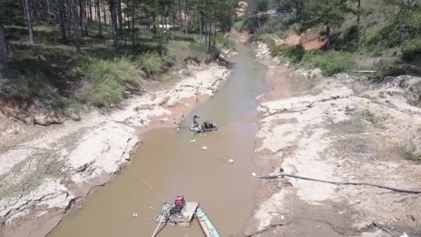 Dar çamurlu nehir yüzeyinde kum ayıklama işleri — Stok video