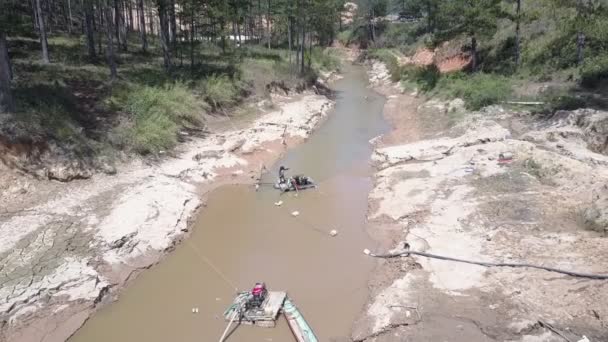 Trabajos de extracción de granos en la estrecha superficie fangosa del río — Vídeo de stock