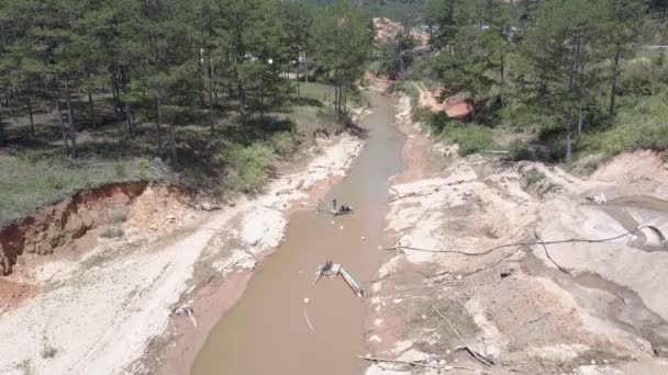Mineros extraen arena del fondo del río poco profundo vista superior — Vídeos de Stock