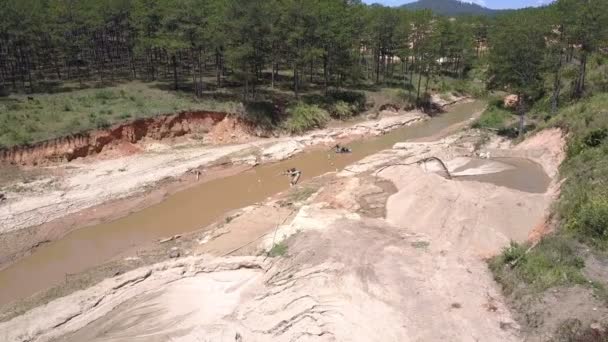 Estrecho río fangoso utilizado para la extracción de arena vista de pájaro — Vídeo de stock