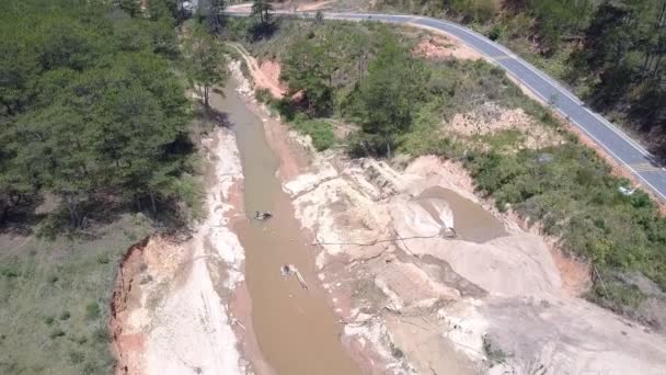 Trabalhos de extracção de areia aérea em rio raso por auto-estrada — Vídeo de Stock