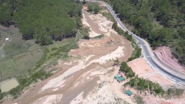 grandes carrières d'extraction de sable dans la vallée peu profonde de la rivière 