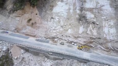 yüksek dağ altında bina ekipmanları ve dar yol
