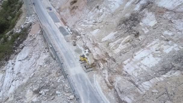 Excavadoras eliminan los efectos del deslizamiento de tierra de alta montaña — Vídeo de stock