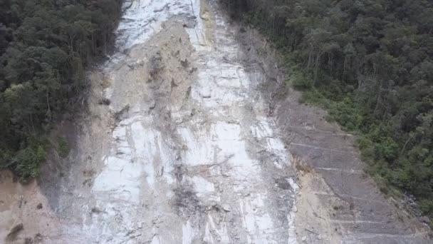 산사태 로 파괴된 산비탈을 따라 움직이는 — 비디오