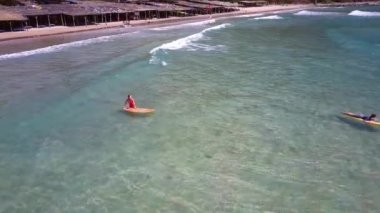 sörfçü yeni başlayanlar plaja yakın yavaş dalgalar üzerinde tren