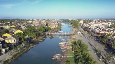 üst görünüm insanlar palmiye ile beyaz köprü üzerinde mavi nehir çapraz