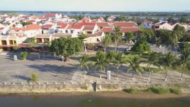 kırmızı çatı binalarına karşı üst görüş nehir dolgu