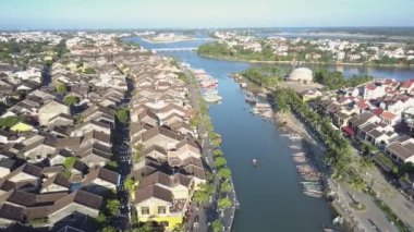 havadan görünümü sakin nehir güneşli bir günde şehir parçaları ayırır