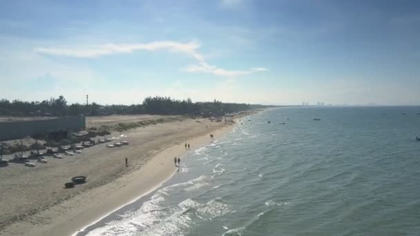 上のビュー泡状の海の波は、長い広い砂浜に転がる — ストック動画