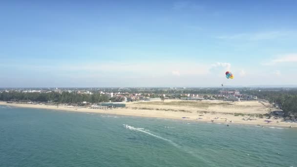 Aerial view colourful parachute over ocean with motorboats — Stock Video