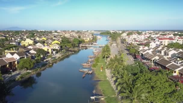 Bonita vista aérea pequeña ciudad se encuentra en las orillas del río azul — Vídeos de Stock