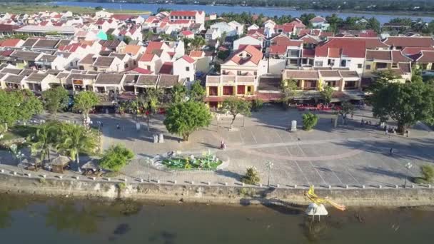 Vista superior sombras de árvores em aterro pavimentado perto de casas — Vídeo de Stock