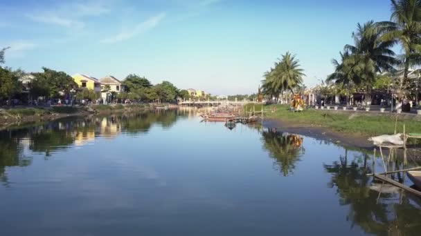 Mavi sakin nehir kıyısında üst görünüm balıkçı teknesi kırları — Stok video