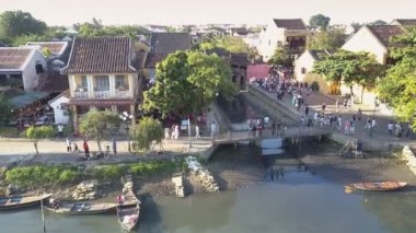 üst görüş insanlar nehir havzası tarafından sokaklarda dolaşmak