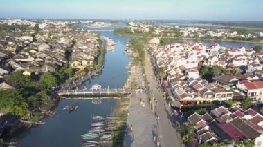 tekneler ile üst görünümü sakin nehir şehir parçaları ayırır