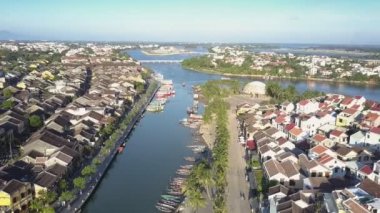 kuş bakışı küçük kasaba kıvrımlı nehir ile ayrılmış