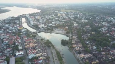 kıvrımlı nehir kıyısında yeşil ağaçlar ile üst görünüm binalar