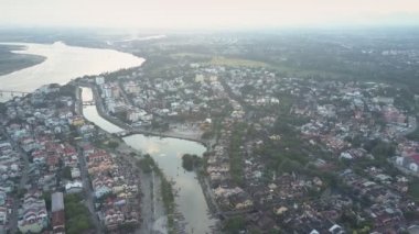 sakin mavi nehirler yakın kuş bakışı şehir çatıları ve ağaçlar