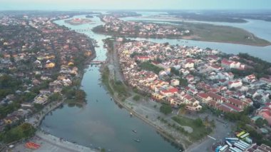 dolgular ile kasaba yakınında kuş bakışı kollu nehir ağzı