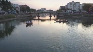 yakın görüş turist tekneleri ışık nehir yansıtan yelken