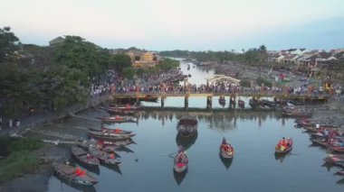 havadan zevk tekneleri kalabalık köprüye karşı nehir üzerinde yelken