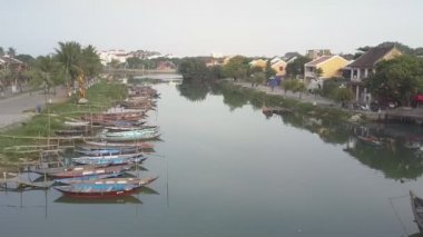 motosiklet üzerinde insanlar ile yakın hava görünümü desenli köprü