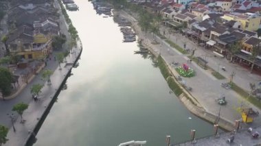 sakin nehir üzerinde köprü ile bağlı üst görünüm şehir parçaları